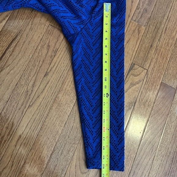 Chico’s Blue Chevron Top Size 3 (16) - Picture 13 of 13